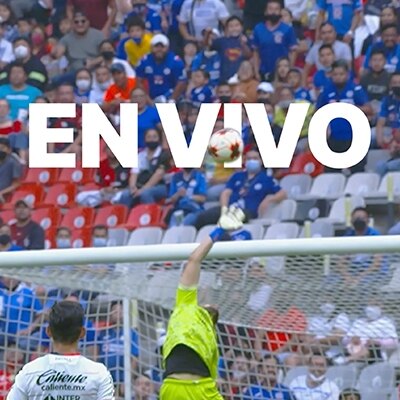 Image of goalkeeper knocking the ball away and the word en vivo.